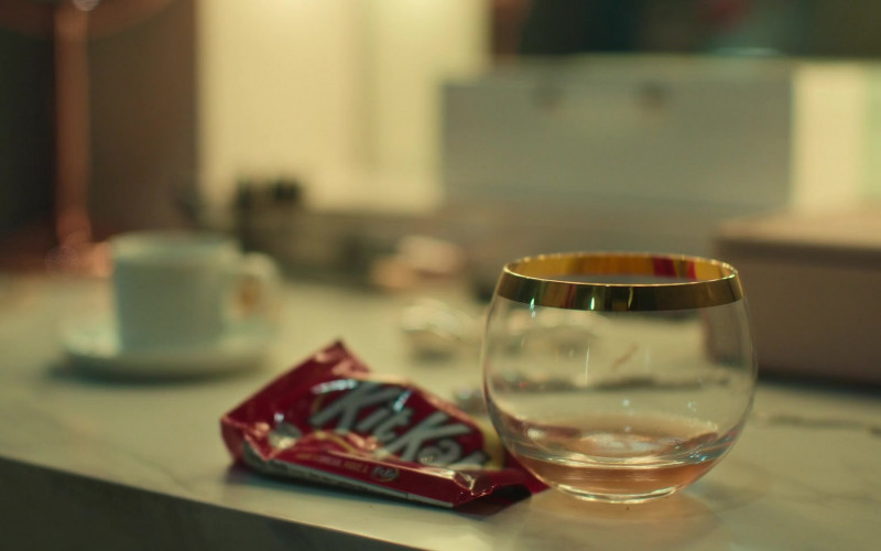 Kit Kat Chocolate Bars Enjoyed by Maya Rudolph as Molly Novak in Loot S01E01 Pilot (2)