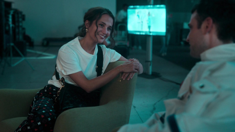Louis Vuitton Pants and Bag of Alicia Vikander as Mira in Irma Vep S01E03 Dead Man's Escape (2)