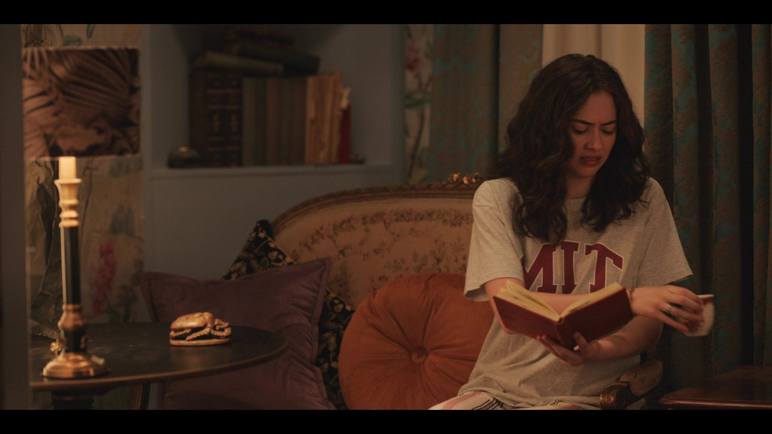 MIT Tee Of Susanna Skaggs As Lina Emerson In Love & Gelato (2022)