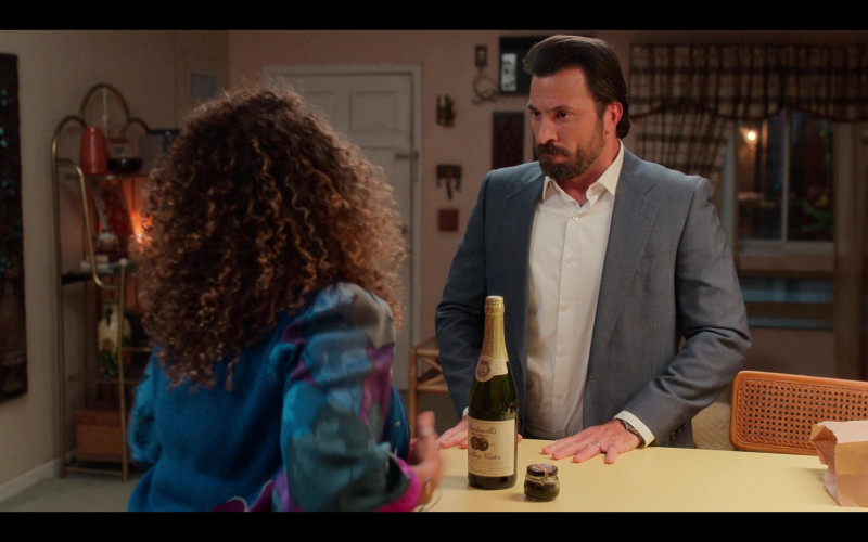 Martinelli's Sparkling Cider in Gordita Chronicles S01E10 In America We're Brave (2022)