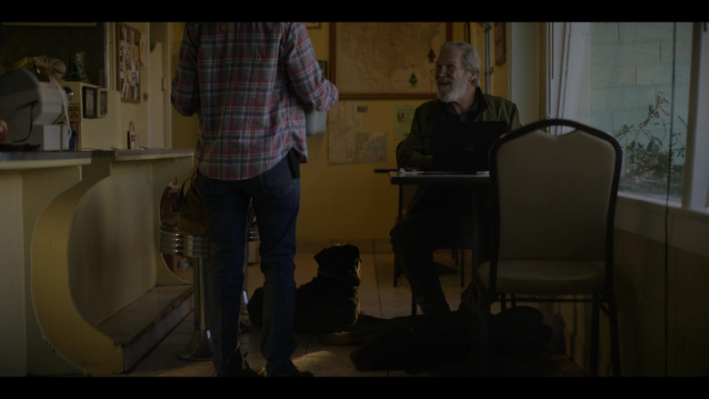 Microsoft Surface Laptop of Jeff Bridges as Dan Chase in The Old Man S01E01 I (1)
