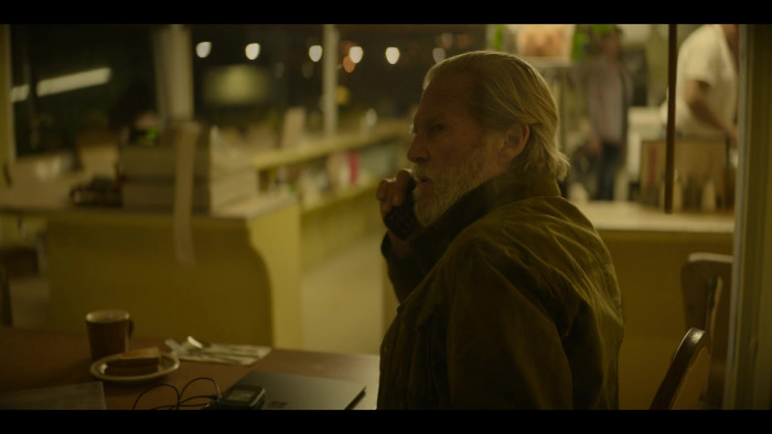 Microsoft Surface Laptop Of Jeff Bridges As Dan Chase In The Old Man ...