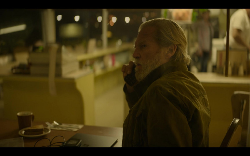 Microsoft Surface Laptop of Jeff Bridges as Dan Chase in The Old Man S01E01 I (2)