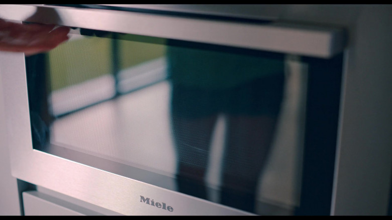 Miele Built-in Ovens in Man vs. Bee S01E03 Chapter 3 (2)