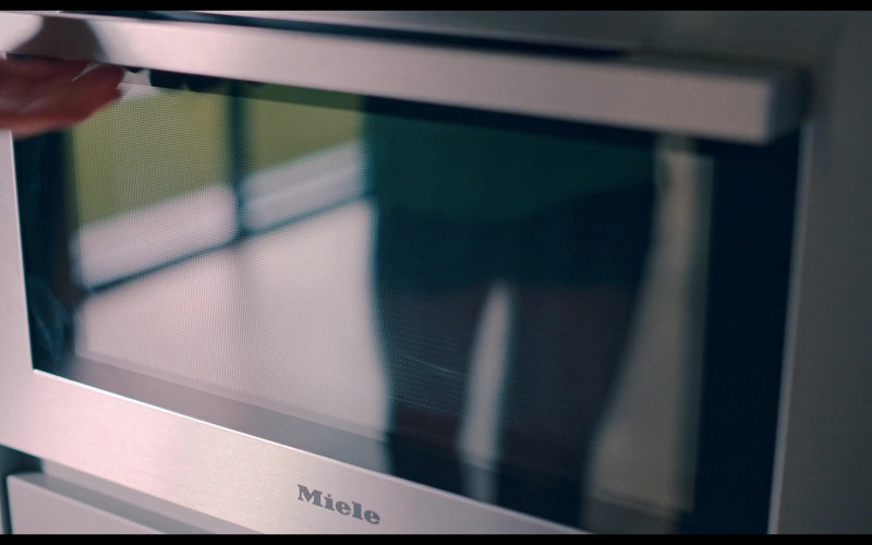 Miele Built-in Ovens in Man vs. Bee S01E03 "Chapter 3" (2022)
