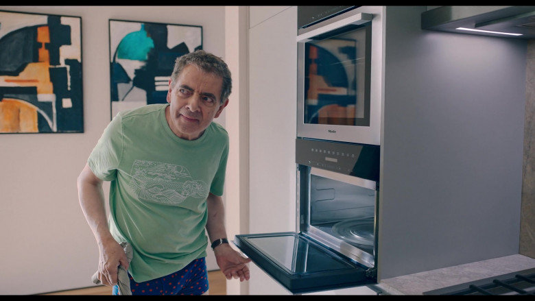 Miele Built-in Ovens in Man vs. Bee S01E03 Chapter 3 (3)