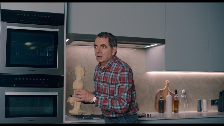 Miele Ovens in Man vs. Bee S01E01 Chapter 1 (3)