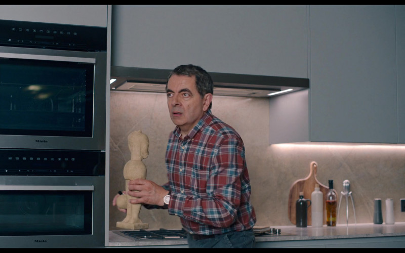 Miele Ovens in Man vs. Bee S01E01 "Chapter 1" (2022)