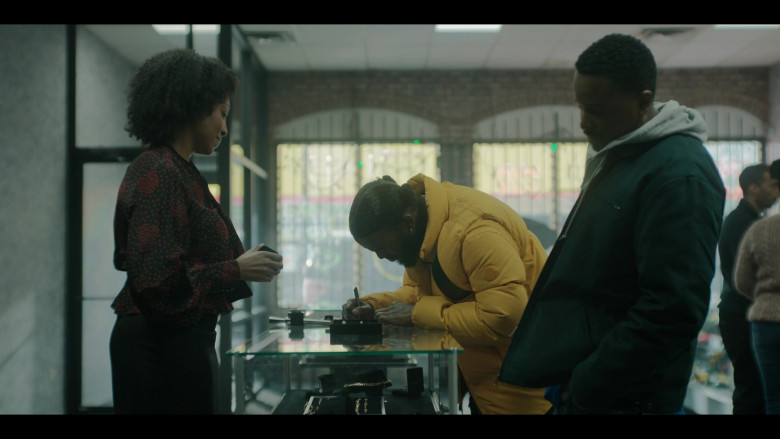 Moncler Yellow Jacket in The Chi S05E01 Overnight Celebrity ( (2)
