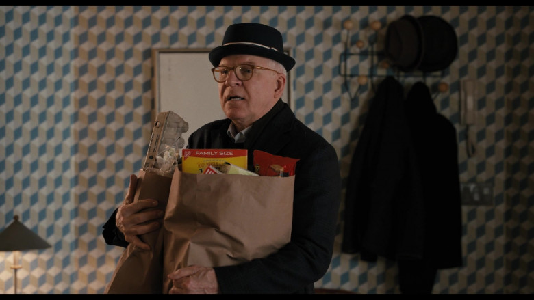 Nabisco Wheat Thins Original Whole Grain Wheat Crackers and Ritz Crackers in Only Murders in the Building S02E01 (1)