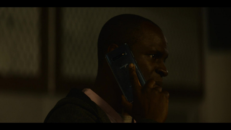 Samsung Galaxy Smartphone in The Old Man S01E03 III (1)