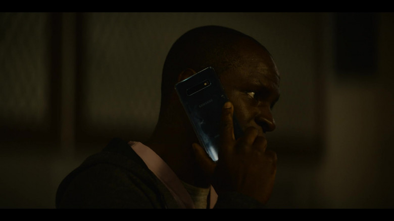 Samsung Galaxy Smartphone in The Old Man S01E03 III (2)