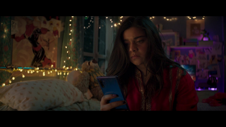 Samsung Galaxy Smartphone of Iman Vellani as Kamala Khan in Ms. Marvel 01E03 Destined (1)
