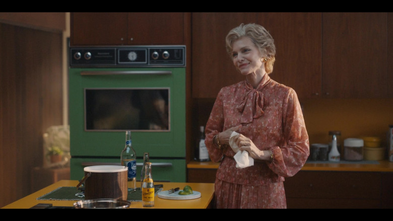 Schweppes Tonic Water in The First Lady S01E10 