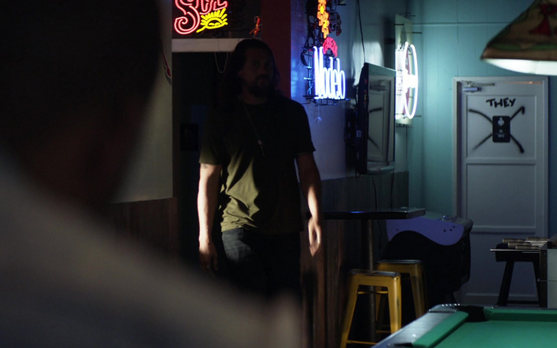 Sol and Modelo Beer Signs in Animal Kingdom S06E03 Pressure and Time (2022)