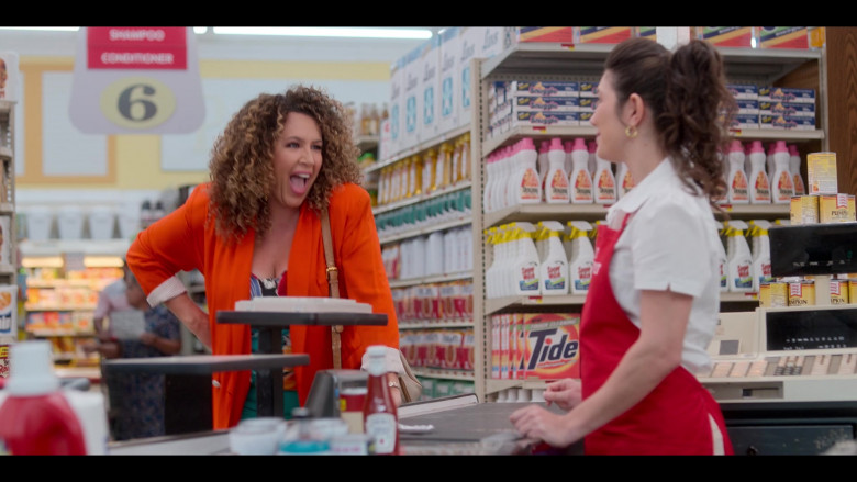 Tide Laundry Detergent in Gordita Chronicles S01E08 In America You Get What You Pay For (2022)