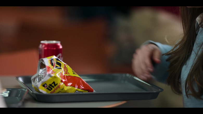 UTZ Chips and Coca-Cola Can of Sarah Catherine Hook as Juliette Fairmont in First Kill S01E01 First Kiss (2)