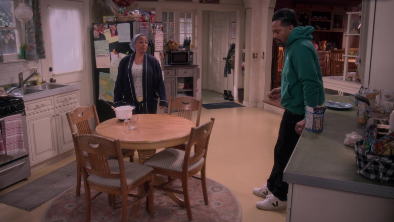 Veja Men's Sneakers Worn by Mike Epps as Bernard and Pop-Tarts Toaster Pastries in The Upshaws S02E08 Goin' In (2022)
