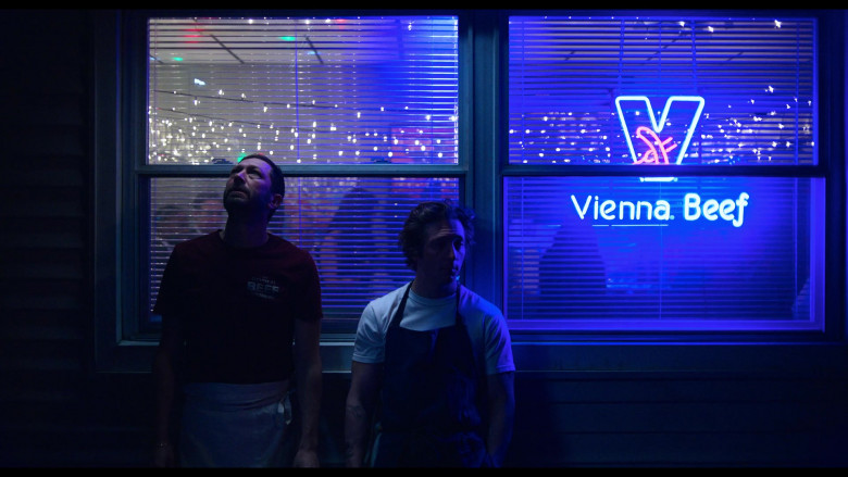 Vienna Beef Neon Sign in The Bear S01E08 Braciole (2022)