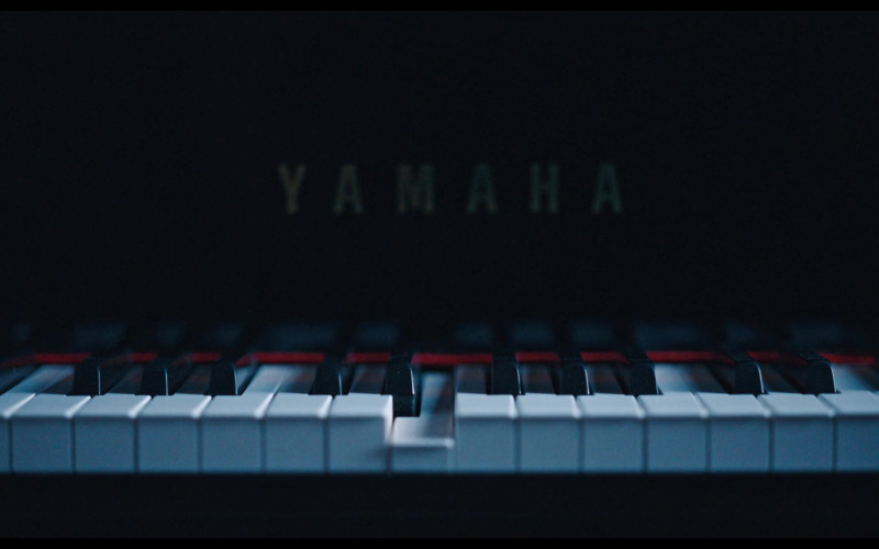 Yamaha Piano in Man vs. Bee S01E06 Chapter 6 (2)
