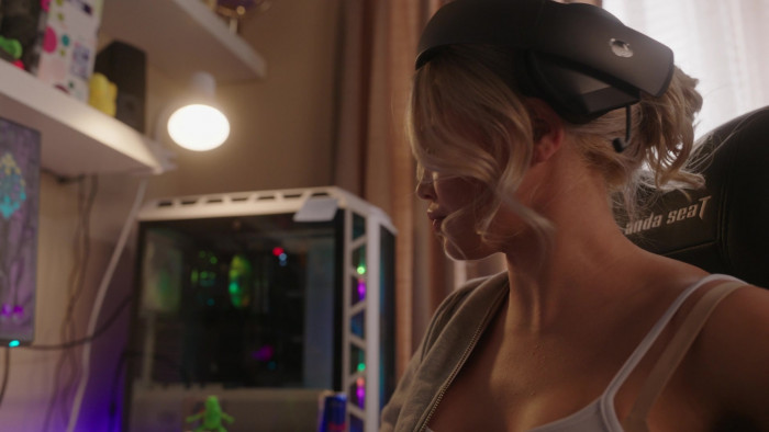 Alienware Headset of Paris Berelc as Vivian (V) in 1UP (1)