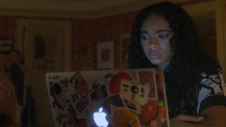 Apple MacBook Laptop Used by Chandler Kinney as Tabby Haworthe in Pretty Little Liars Original Sin S01E02 (1)