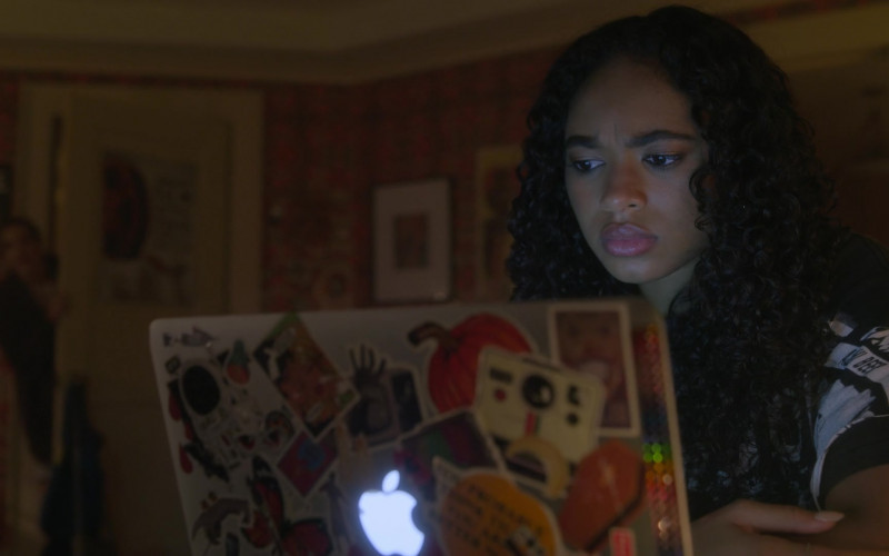 Apple MacBook Laptop Used by Chandler Kinney as Tabby Haworthe in Pretty Little Liars Original Sin S01E02 (1)