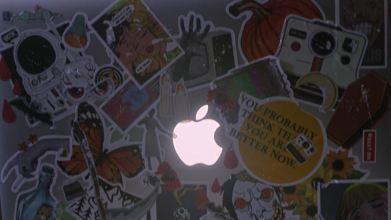 Apple MacBook Laptop Used by Chandler Kinney as Tabby Haworthe in Pretty Little Liars Original Sin S01E02 (2)