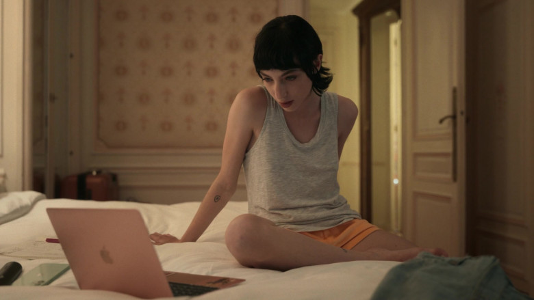 Apple MacBook Laptop and iPhone Smartphone of Devon Ross as Regina in Irma Vep S01E06 The Thunder Master (1)