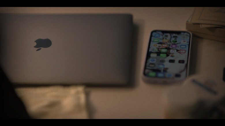 Apple MacBook Laptop in American Horror Stories S02E02 Aura (1)