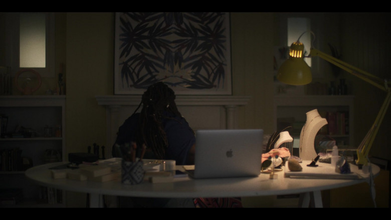 Apple MacBook Laptop in American Horror Stories S02E02 Aura (2)