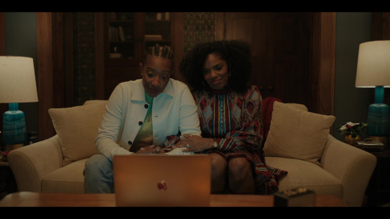 Apple MacBook Laptop in The Chi S05E02 Oh Girl (2022)