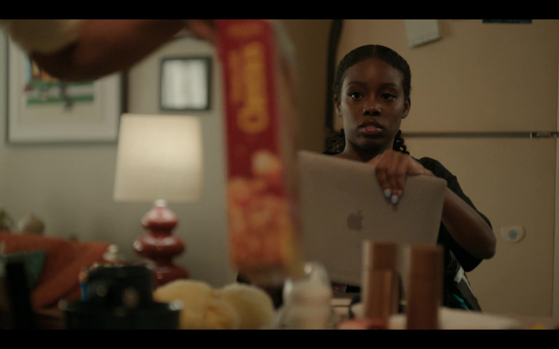 Apple MacBook Laptop in The Chi S05E04 On Me (2022)
