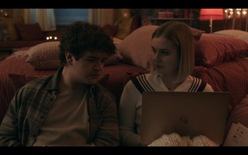 Apple MacBook Laptop of Angourie Rice in Honor Society (5)