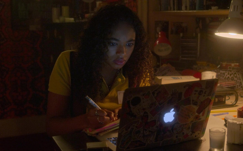 Apple MacBook Laptop of Chandler Kinney as Tabby Haworthe in Pretty Little Liars Original Sin S01E01 Chapter One Spirit Week (