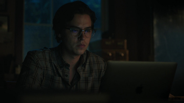 Apple MacBook Laptop of Cole Sprouse as Jughead Jones in Riverdale S06E21 Chapter One Hundred and Sixteen The Stand (2022)