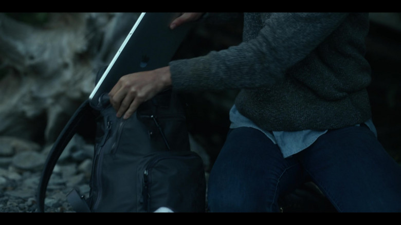 Apple MacBook Laptop of Melissa Barrera as Liv in Keep Breathing S01E04 Departures (1)