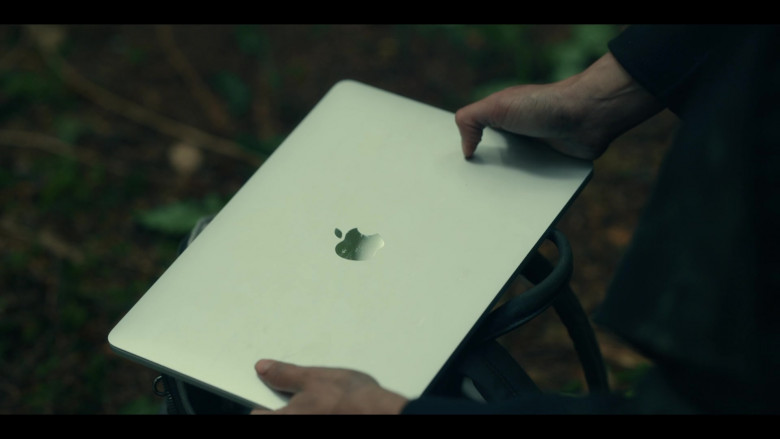 Apple MacBook Laptop of Melissa Barrera as Liv in Keep Breathing S01E04 Departures (3)