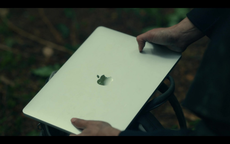 Apple MacBook Laptop of Melissa Barrera as Liv in Keep Breathing S01E04 Departures (3)