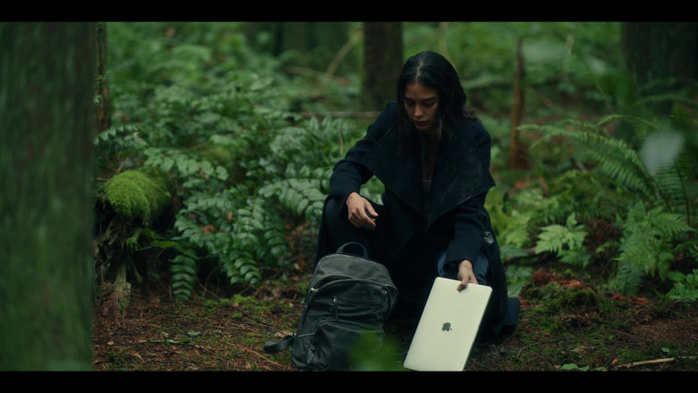Apple MacBook Laptop of Melissa Barrera as Liv in Keep Breathing S01E04 Departures (4)