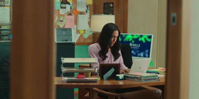 Apple MacBook Laptops in Loot S01E07 French Connection (4)
