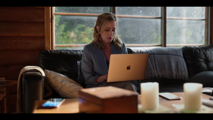 Apple MacBook Laptops in Virgin River S04E07 Otherwise Engaged (1)