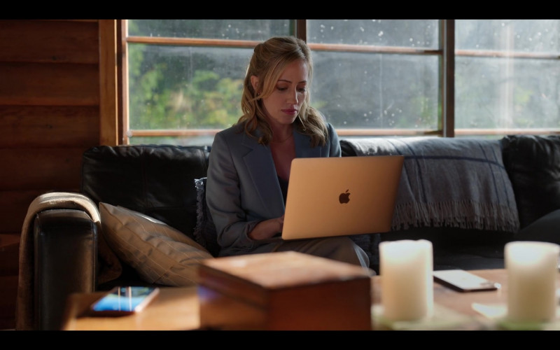 Apple MacBook Laptops in Virgin River S04E07 Otherwise Engaged (1)