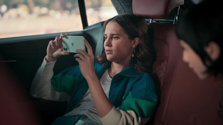 Apple iPhone Smartphone Used by Alicia Vikander as Mira Harberg in Irma Vep S01E06 The Thunder Master (1)