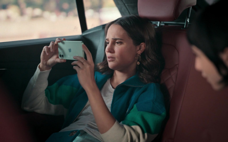 Apple iPhone Smartphone Used by Alicia Vikander as Mira Harberg in Irma Vep S01E06 The Thunder Master (1)