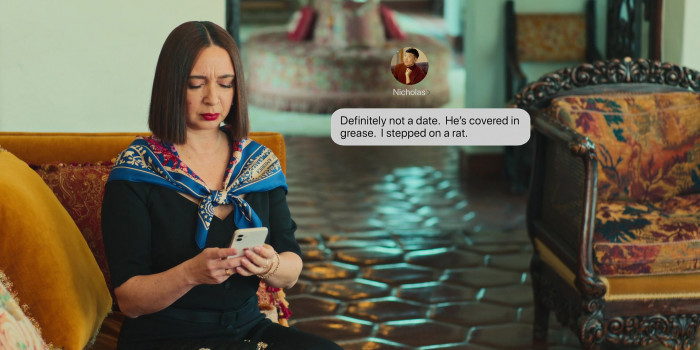 Apple iPhone Smartphone Used by Maya Rudolph as Molly in Loot S01E07 French Connection (1)