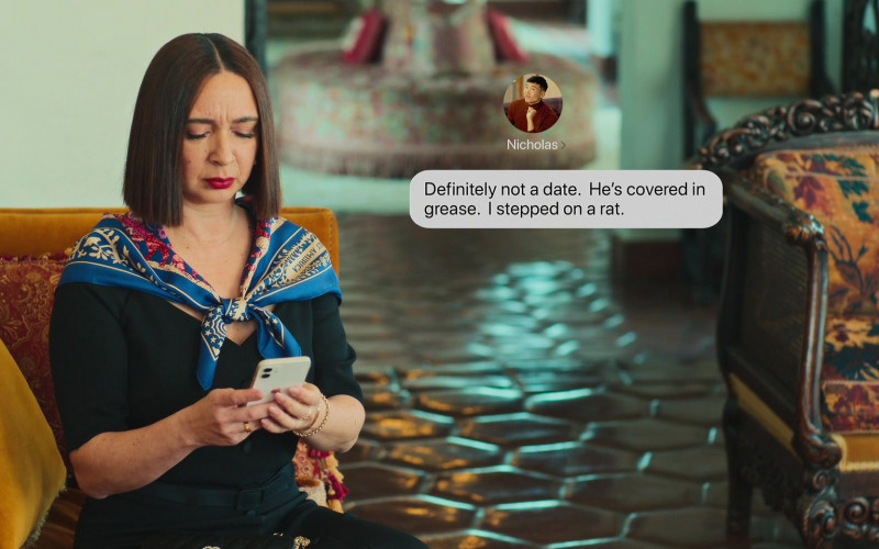Apple iPhone Smartphone Used by Maya Rudolph as Molly in Loot S01E07 French Connection (1)