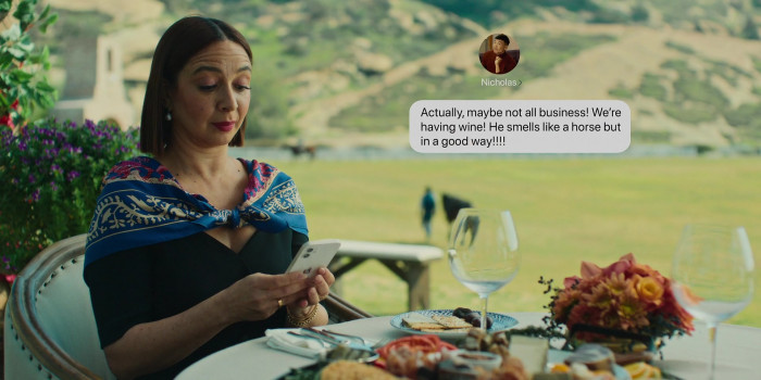 Apple iPhone Smartphone Used by Maya Rudolph as Molly in Loot S01E07 French Connection (2)