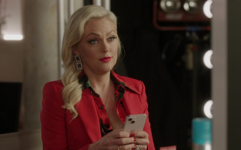 Apple iPhone Smartphone in Dynasty S05E16 "My Family, My Blood" (2022)