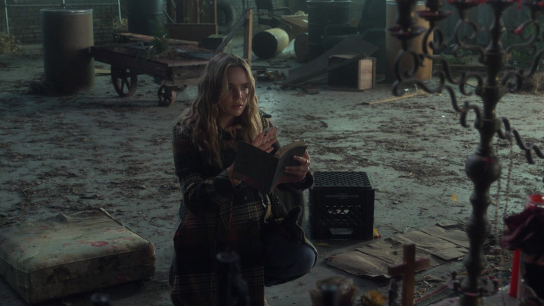 Apple iPhone Smartphone of Bailee Madison as Imogen Adams in Pretty Little Liars Original Sin S01E03 Chapter Three Aftermath (2022)
